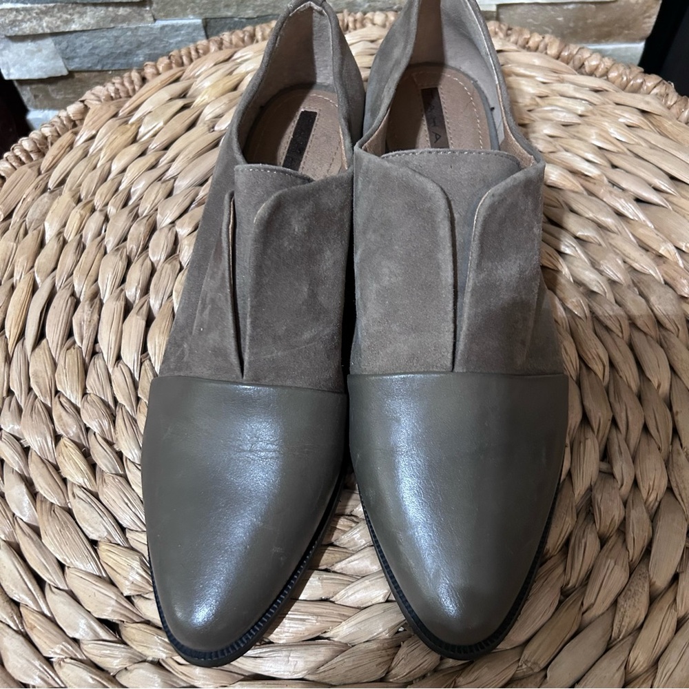 Tahari Lucy Suede Leather cap toe loafers in Winter Taupe Flats Shoes Sz 10 - Picture 7 of 8